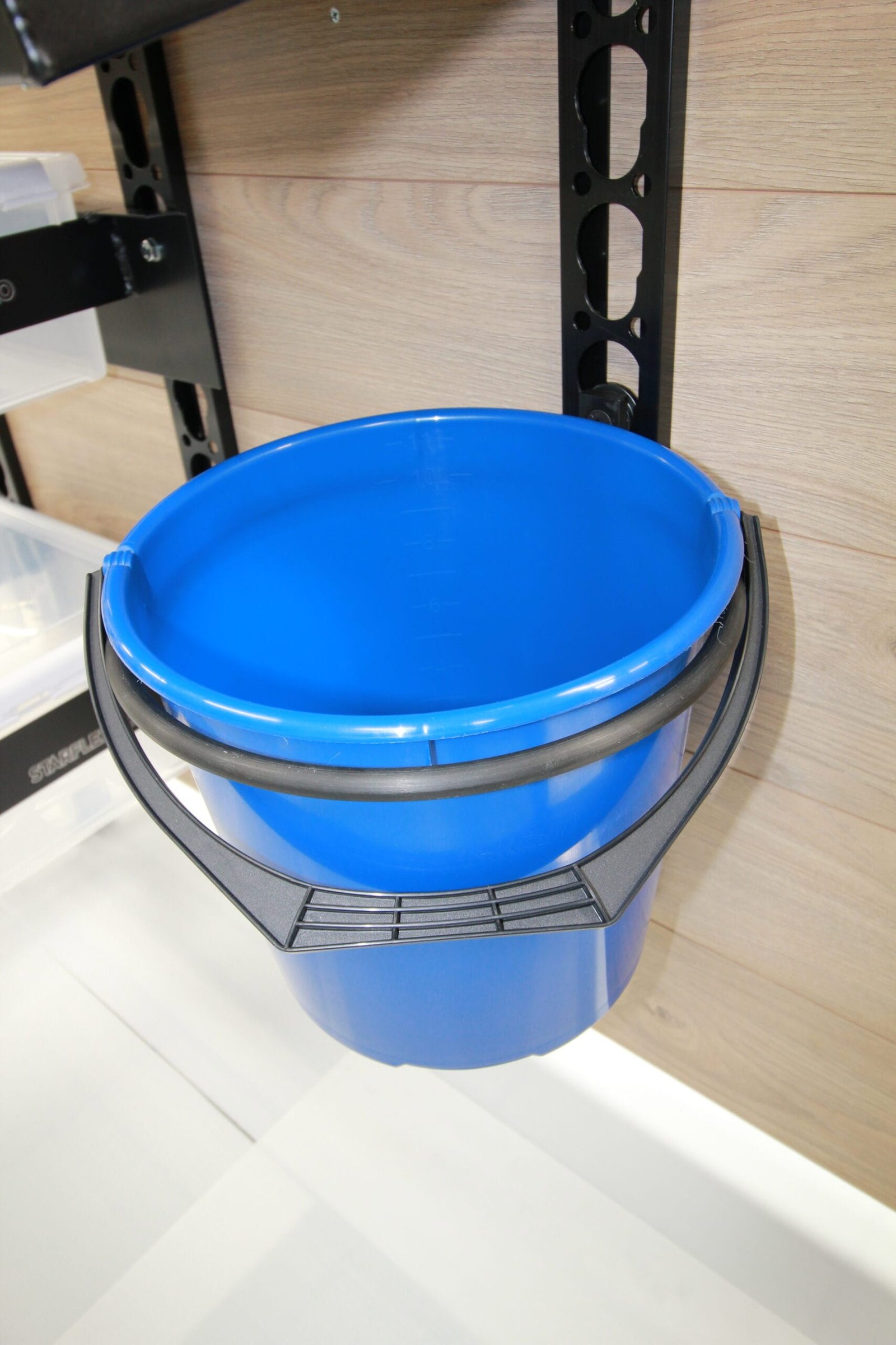 Bøtteholder lett i bruk